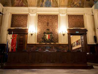 Gli stalli, ormai logorati dall�uso, furono sostituiti nel 1971, ma il simbolo fa ancora bella mostra di s� in corrispondenza della postazione del primo cittadino...